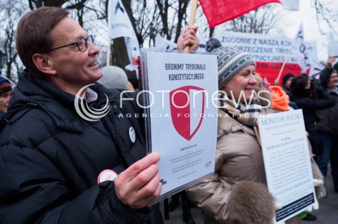  10.03.2016 WARSZAWA<br /> PROTEST POD KANCELARIA PREZESA RADY MINISTROW W SPRAWIE PUBLIKACJI WYROKU TRYBUNALU KONSTYTUCYJNEGO <br />N/Z UCZESTNICY<br /> 