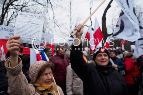 10.03.2016 WARSZAWA<br /> PROTEST POD KANCELARIA PREZESA RADY MINISTROW W SPRAWIE PUBLIKACJI WYROKU TRYBUNALU KONSTYTUCYJNEGO <br />N/Z UCZESTNICY<br /> 