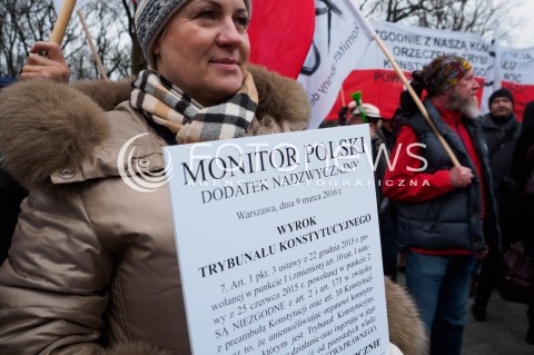  10.03.2016 WARSZAWA<br /> PROTEST POD KANCELARIA PREZESA RADY MINISTROW W SPRAWIE PUBLIKACJI WYROKU TRYBUNALU KONSTYTUCYJNEGO <br />N/Z UCZESTNICY<br /> 