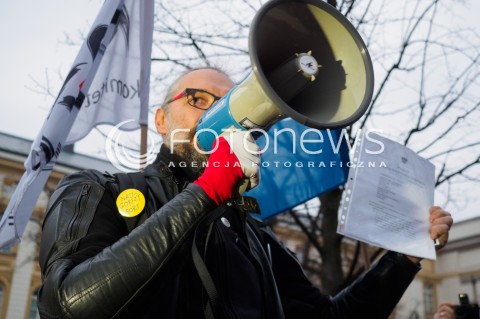  10.03.2016 WARSZAWA<br /> PROTEST POD KANCELARIA PREZESA RADY MINISTROW W SPRAWIE PUBLIKACJI WYROKU TRYBUNALU KONSTYTUCYJNEGO <br />N/Z MATEUSZ KIJOWSKI<br /> 