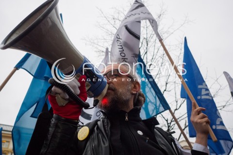  10.03.2016 WARSZAWA<br /> PROTEST POD KANCELARIA PREZESA RADY MINISTROW W SPRAWIE PUBLIKACJI WYROKU TRYBUNALU KONSTYTUCYJNEGO <br />N/Z MATEUSZ KIJOWSKI<br /> 