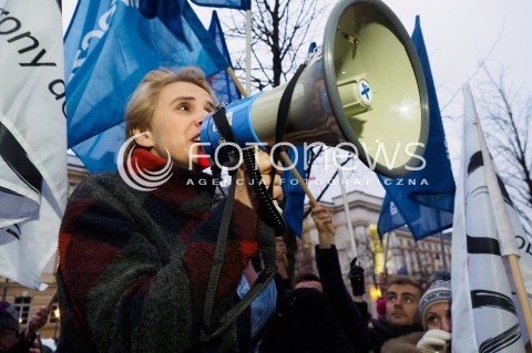  10.03.2016 WARSZAWA<br /> PROTEST POD KANCELARIA PREZESA RADY MINISTROW W SPRAWIE PUBLIKACJI WYROKU TRYBUNALU KONSTYTUCYJNEGO <br />N/Z POSLANKA NOWOCZESNEJ KAMILA GASIUK PIHOWICZ<br /> 