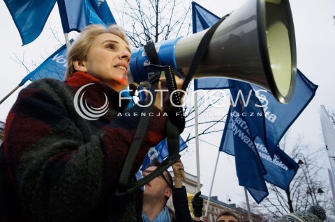  10.03.2016 WARSZAWA<br /> PROTEST POD KANCELARIA PREZESA RADY MINISTROW W SPRAWIE PUBLIKACJI WYROKU TRYBUNALU KONSTYTUCYJNEGO <br />N/Z POSLANKA NOWOCZESNEJ KAMILA GASIUK PIHOWICZ<br /> 
