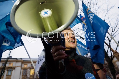  10.03.2016 WARSZAWA<br /> PROTEST POD KANCELARIA PREZESA RADY MINISTROW W SPRAWIE PUBLIKACJI WYROKU TRYBUNALU KONSTYTUCYJNEGO <br />N/Z POSLANKA NOWOCZESNEJ KAMILA GASIUK PIHOWICZ<br /> 