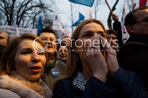  10.03.2016 WARSZAWA<br /> PROTEST POD KANCELARIA PREZESA RADY MINISTROW W SPRAWIE PUBLIKACJI WYROKU TRYBUNALU KONSTYTUCYJNEGO <br />N/Z UCZESTNICY<br /> 