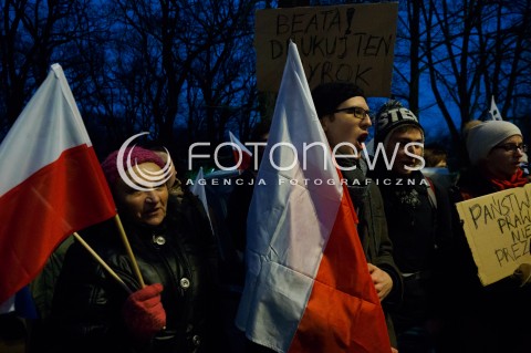  10.03.2016 WARSZAWA<br /> PROTEST POD KANCELARIA PREZESA RADY MINISTROW W SPRAWIE PUBLIKACJI WYROKU TRYBUNALU KONSTYTUCYJNEGO <br />N/Z UCZESTNICY<br /> 