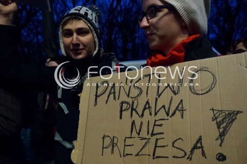  10.03.2016 WARSZAWA<br /> PROTEST POD KANCELARIA PREZESA RADY MINISTROW W SPRAWIE PUBLIKACJI WYROKU TRYBUNALU KONSTYTUCYJNEGO <br />N/Z UCZESTNICY<br /> 