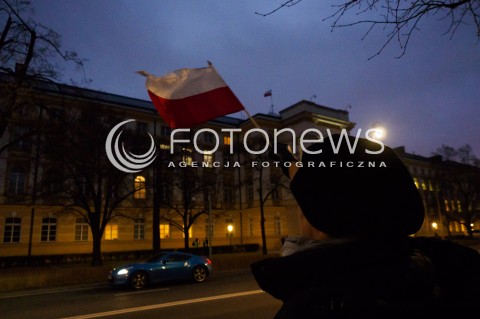  10.03.2016 WARSZAWA<br /> PROTEST POD KANCELARIA PREZESA RADY MINISTROW W SPRAWIE PUBLIKACJI WYROKU TRYBUNALU KONSTYTUCYJNEGO <br />N/Z UCZESTNICY<br /> 