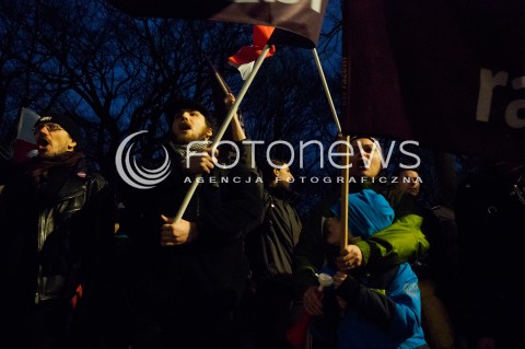  10.03.2016 WARSZAWA<br /> PROTEST POD KANCELARIA PREZESA RADY MINISTROW W SPRAWIE PUBLIKACJI WYROKU TRYBUNALU KONSTYTUCYJNEGO <br />N/Z UCZESTNICY<br /> 