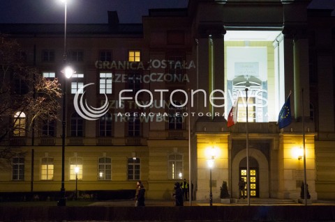  10.03.2016 WARSZAWA<br /> PROTEST POD KANCELARIA PREZESA RADY MINISTROW W SPRAWIE PUBLIKACJI WYROKU TRYBUNALU KONSTYTUCYJNEGO <br />N/Z NAPIS Z RZUTNIKA NA ELEWACJI KPRM<br /> 