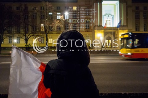  10.03.2016 WARSZAWA<br /> PROTEST POD KANCELARIA PREZESA RADY MINISTROW W SPRAWIE PUBLIKACJI WYROKU TRYBUNALU KONSTYTUCYJNEGO <br />N/Z NAPIS Z RZUTNIKA NA ELEWACJI KPRM<br /> 