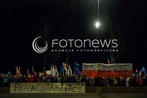  10.03.2016 WARSZAWA<br /> PROTEST POD KANCELARIA PREZESA RADY MINISTROW W SPRAWIE PUBLIKACJI WYROKU TRYBUNALU KONSTYTUCYJNEGO <br />N/Z UCZESTNICY<br /> 