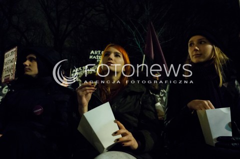  10.03.2016 WARSZAWA<br /> PROTEST POD KANCELARIA PREZESA RADY MINISTROW W SPRAWIE PUBLIKACJI WYROKU TRYBUNALU KONSTYTUCYJNEGO <br />N/Z UCZESTNICY<br /> 