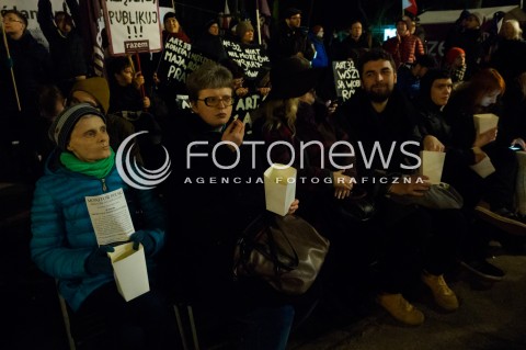  10.03.2016 WARSZAWA<br /> PROTEST POD KANCELARIA PREZESA RADY MINISTROW W SPRAWIE PUBLIKACJI WYROKU TRYBUNALU KONSTYTUCYJNEGO <br />N/Z UCZESTNICY<br /> 