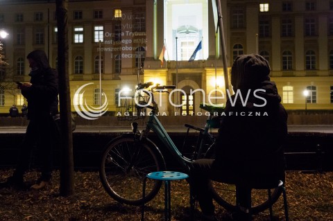  10.03.2016 WARSZAWA<br /> PROTEST POD KANCELARIA PREZESA RADY MINISTROW W SPRAWIE PUBLIKACJI WYROKU TRYBUNALU KONSTYTUCYJNEGO <br />N/Z UCZESTNICY<br /> 