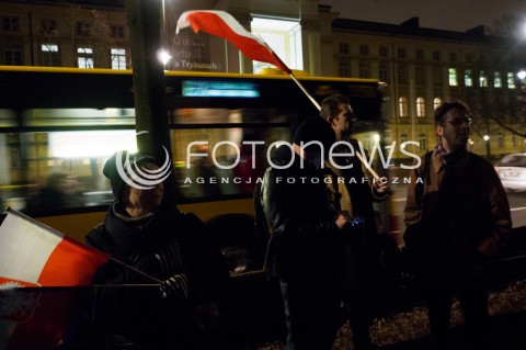  10.03.2016 WARSZAWA<br /> PROTEST POD KANCELARIA PREZESA RADY MINISTROW W SPRAWIE PUBLIKACJI WYROKU TRYBUNALU KONSTYTUCYJNEGO <br />N/Z UCZESTNICY<br /> 