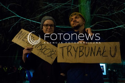  10.03.2016 WARSZAWA<br /> PROTEST POD KANCELARIA PREZESA RADY MINISTROW W SPRAWIE PUBLIKACJI WYROKU TRYBUNALU KONSTYTUCYJNEGO <br />N/Z UCZESTNICY<br /> 