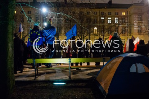  10.03.2016 WARSZAWA<br /> PROTEST POD KANCELARIA PREZESA RADY MINISTROW W SPRAWIE PUBLIKACJI WYROKU TRYBUNALU KONSTYTUCYJNEGO <br />N/Z UCZESTNICY<br /> 