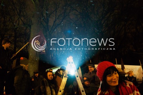  10.03.2016 WARSZAWA<br /> PROTEST POD KANCELARIA PREZESA RADY MINISTROW W SPRAWIE PUBLIKACJI WYROKU TRYBUNALU KONSTYTUCYJNEGO <br />N/Z UCZESTNICY<br /> 