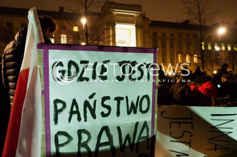 10.03.2016 WARSZAWA<br /> PROTEST POD KANCELARIA PREZESA RADY MINISTROW W SPRAWIE PUBLIKACJI WYROKU TRYBUNALU KONSTYTUCYJNEGO <br />N/Z UCZESTNICY<br /> 