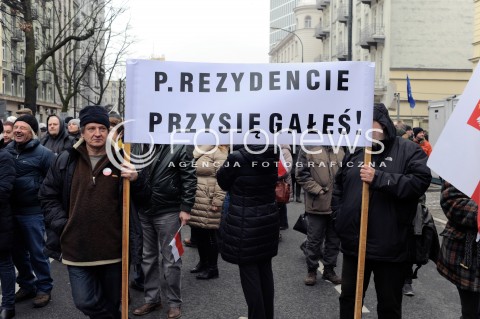  12.03.2015 WARSZAWA <br />MANIFESTACJA OBYWATELSKA W SPRAWIE TRYBUNALU KONSTYTUCYJNEGO<br />N/Z MANIFESTANCI<br /> 