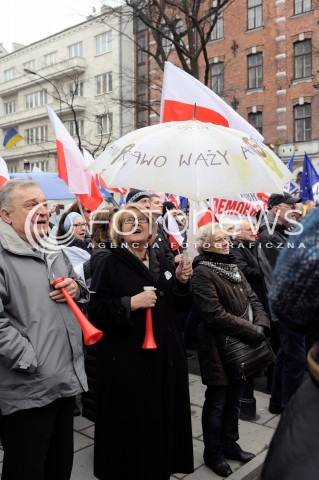  12.03.2015 WARSZAWA <br />MANIFESTACJA OBYWATELSKA W SPRAWIE TRYBUNALU KONSTYTUCYJNEGO<br />N/Z MANIFESTANCI<br /> 