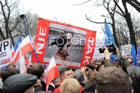  12.03.2015 WARSZAWA <br />MANIFESTACJA OBYWATELSKA W SPRAWIE TRYBUNALU KONSTYTUCYJNEGO<br />N/Z MANIFESTANCI<br /> 