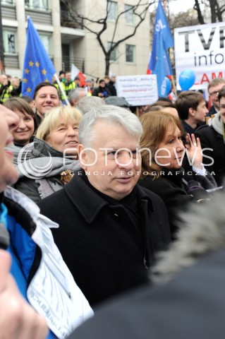  12.03.2015 WARSZAWA <br />MANIFESTACJA OBYWATELSKA W SPRAWIE TRYBUNALU KONSTYTUCYJNEGO<br />N/Z MARSZALEK BOGDAN BORUSEWICZ<br /> 