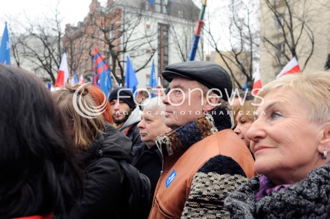  12.03.2015 WARSZAWA <br />MANIFESTACJA OBYWATELSKA W SPRAWIE TRYBUNALU KONSTYTUCYJNEGO<br />N/Z DANIEL OLBRYCHSKI BOGDAN BORUSEWICZ<br /> 
