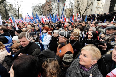  12.03.2015 WARSZAWA <br />MANIFESTACJA OBYWATELSKA W SPRAWIE TRYBUNALU KONSTYTUCYJNEGO<br />N/Z MANIFESTANCI DANIEL OLBRYCHSKI BOGDAN BORUSEWICZ<br /> 