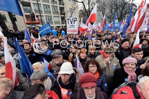  12.03.2015 WARSZAWA <br />MANIFESTACJA OBYWATELSKA W SPRAWIE TRYBUNALU KONSTYTUCYJNEGO<br />N/Z MANIFESTANCI<br /> 
