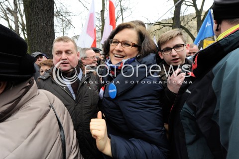  12.03.2015 WARSZAWA <br />MANIFESTACJA OBYWATELSKA W SPRAWIE TRYBUNALU KONSTYTUCYJNEGO<br />N/Z MANIFESTANCI<br /> 