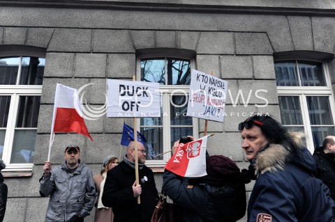  12.03.2015 WARSZAWA <br />MANIFESTACJA OBYWATELSKA W SPRAWIE TRYBUNALU KONSTYTUCYJNEGO<br />N/Z MANIFESTANCI<br /> 