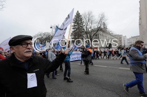  12.03.2015 WARSZAWA <br />MANIFESTACJA OBYWATELSKA W SPRAWIE TRYBUNALU KONSTYTUCYJNEGO<br />N/Z MANIFESTANCI<br /> 
