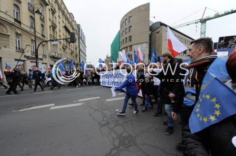  12.03.2015 WARSZAWA <br />MANIFESTACJA OBYWATELSKA W SPRAWIE TRYBUNALU KONSTYTUCYJNEGO<br />N/Z MANIFESTANCI<br /> 