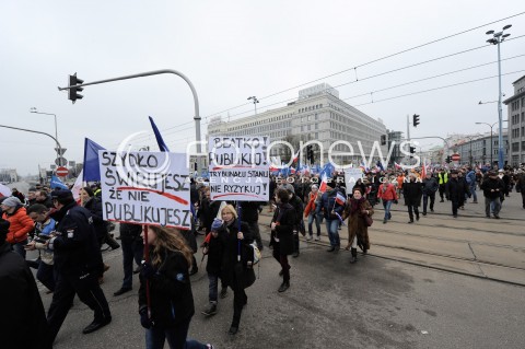  12.03.2015 WARSZAWA <br />MANIFESTACJA OBYWATELSKA W SPRAWIE TRYBUNALU KONSTYTUCYJNEGO<br />N/Z MANIFESTANCI<br /> 