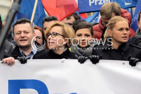  12.03.2015 WARSZAWA <br />MANIFESTACJA OBYWATELSKA W SPRAWIE TRYBUNALU KONSTYTUCYJNEGO<br />N/Z BARBARA NOWACKA<br /> 