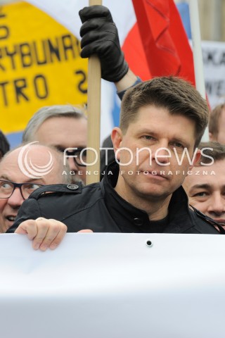  12.03.2015 WARSZAWA <br />MANIFESTACJA OBYWATELSKA W SPRAWIE TRYBUNALU KONSTYTUCYJNEGO<br />N/Z RYSZARD PETRU<br /> 