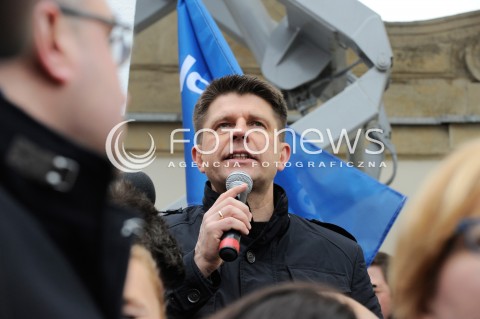  12.03.2015 WARSZAWA <br />MANIFESTACJA OBYWATELSKA W SPRAWIE TRYBUNALU KONSTYTUCYJNEGO<br />N/Z RYSZARD PETRU<br /> 