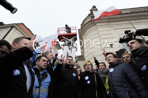  12.03.2015 WARSZAWA <br />MANIFESTACJA OBYWATELSKA W SPRAWIE TRYBUNALU KONSTYTUCYJNEGO<br />N/Z MANIFESTANCI ORGANIZATORZY KAMILA GASIUK PIHOWICZ<br /> 