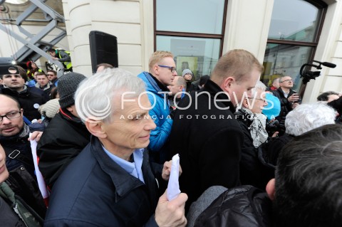  12.03.2015 WARSZAWA <br />MANIFESTACJA OBYWATELSKA W SPRAWIE TRYBUNALU KONSTYTUCYJNEGO<br />N/Z MARCIN SWIECICKI<br /> 