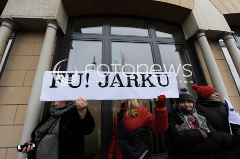  12.03.2015 WARSZAWA <br />MANIFESTACJA OBYWATELSKA W SPRAWIE TRYBUNALU KONSTYTUCYJNEGO<br />N/Z MANIFESTANCI<br /> 