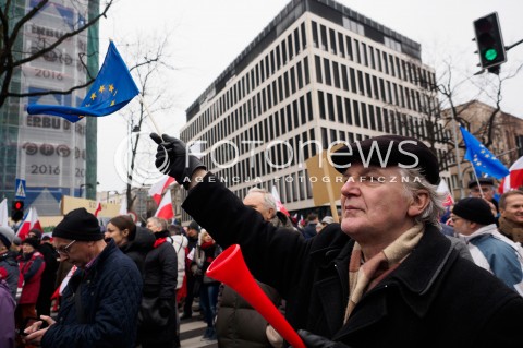  12.03.2016 WARSZAWA <br />MARSZ KOMITETU OBRONY DEMOKRACJI I NOWOCZESNEJ POD HASLEM PRZYWROCMY LAD KONSTYTUCYJNY<br /> N/Z UCZESTNICY<br /> 