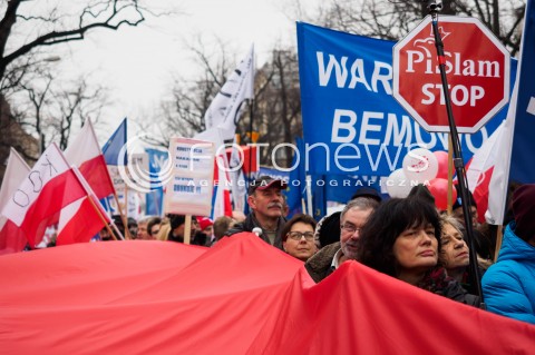  12.03.2016 WARSZAWA <br />MARSZ KOMITETU OBRONY DEMOKRACJI I NOWOCZESNEJ POD HASLEM PRZYWROCMY LAD KONSTYTUCYJNY<br /> N/Z UCZESTNICY TRZYMAJACY DUZA FLAGE RP<br /> 