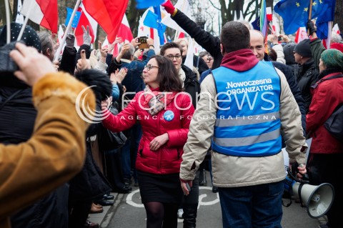  12.03.2016 WARSZAWA <br />MARSZ KOMITETU OBRONY DEMOKRACJI I NOWOCZESNEJ POD HASLEM PRZYWROCMY LAD KONSTYTUCYJNY<br /> N/Z KAMILA GASIUK PIHOWICZ RZECZNIK PRASOWY NOWOCZESNEJ WITA SIE Z PROTESTUJACYMI <br /> 
