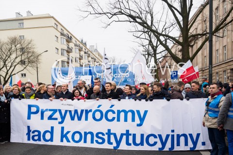  12.03.2016 WARSZAWA <br />MARSZ KOMITETU OBRONY DEMOKRACJI I NOWOCZESNEJ POD HASLEM PRZYWROCMY LAD KONSTYTUCYJNY<br /> N/Z CZOLO MARSZU<br /> 