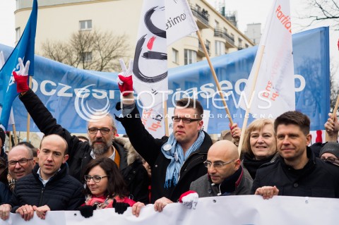  12.03.2016 WARSZAWA <br />MARSZ KOMITETU OBRONY DEMOKRACJI I NOWOCZESNEJ POD HASLEM PRZYWROCMY LAD KONSTYTUCYJNY<br /> N/Z MATEUSZ KIJOWSKI I RYSZARD PETRU NA CZELE MARSZU<br /> 