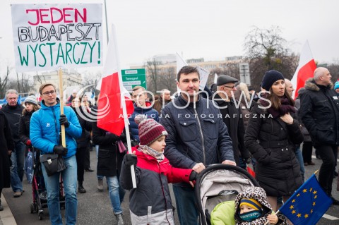  12.03.2016 WARSZAWA <br />MARSZ KOMITETU OBRONY DEMOKRACJI I NOWOCZESNEJ POD HASLEM PRZYWROCMY LAD KONSTYTUCYJNY<br /> N/Z UCZESTNICY<br /> 