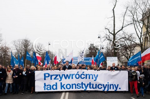  12.03.2016 WARSZAWA <br />MARSZ KOMITETU OBRONY DEMOKRACJI I NOWOCZESNEJ POD HASLEM PRZYWROCMY LAD KONSTYTUCYJNY<br /> N/Z CZOLO MARSZU<br /> 