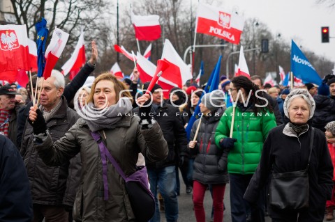  12.03.2016 WARSZAWA <br />MARSZ KOMITETU OBRONY DEMOKRACJI I NOWOCZESNEJ POD HASLEM PRZYWROCMY LAD KONSTYTUCYJNY<br /> N/Z UCZESTNICY TLUM<br /> 